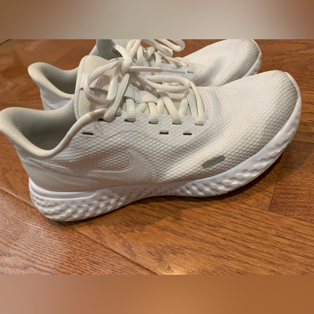 White Nike Sneakers Sz 9.5 Womens